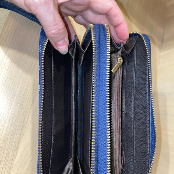 NWOT MKF Collection Wristlet Clutch Navy with gold trim - Picture 3 of 5